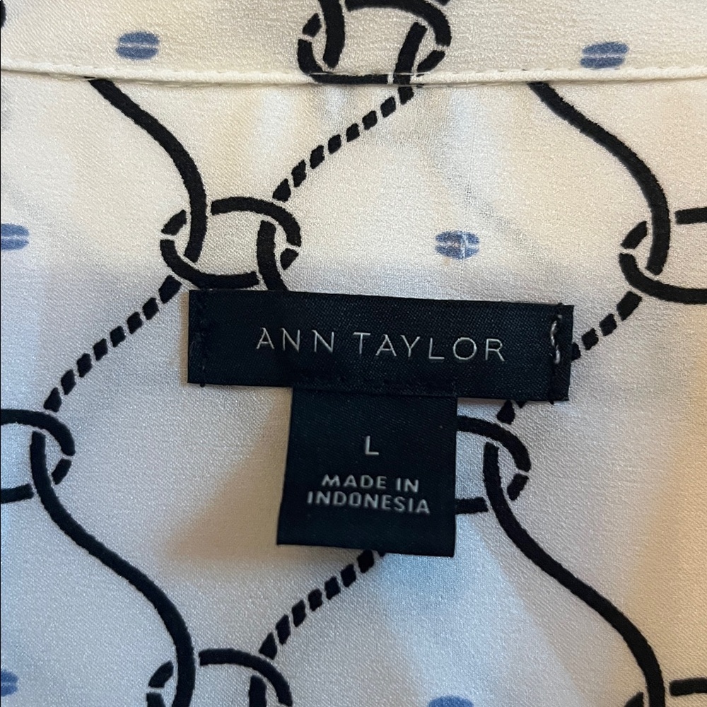 Ladies button down blouse. - Picture 2 of 5